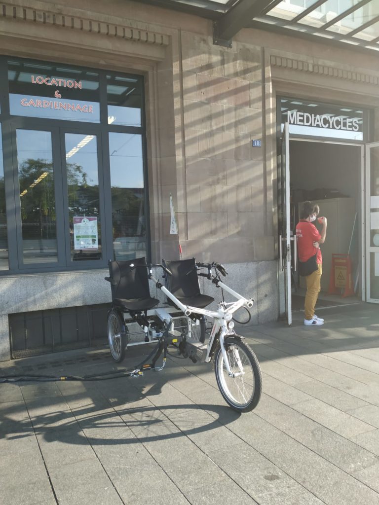 un twister attendant son locataire sur le parvis de la gare, chez médiacycles